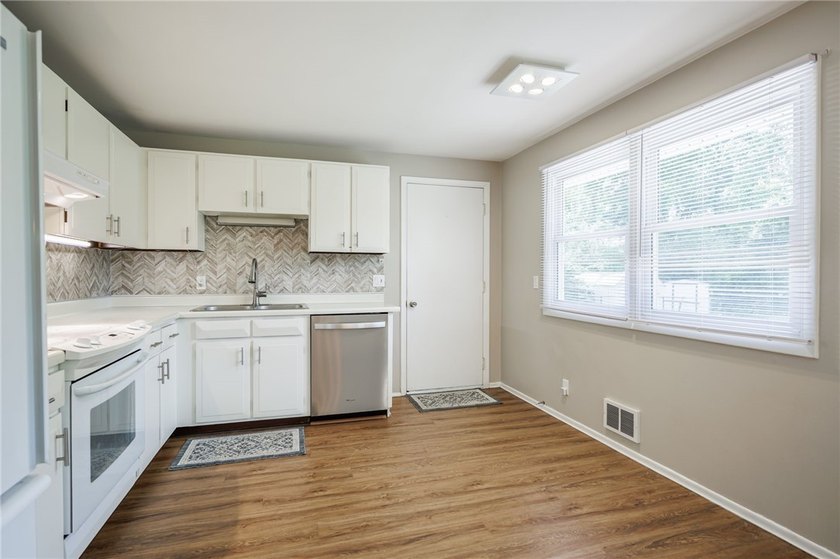 Welcome home to this beautifully maintained 3-bedroom - photo 12
