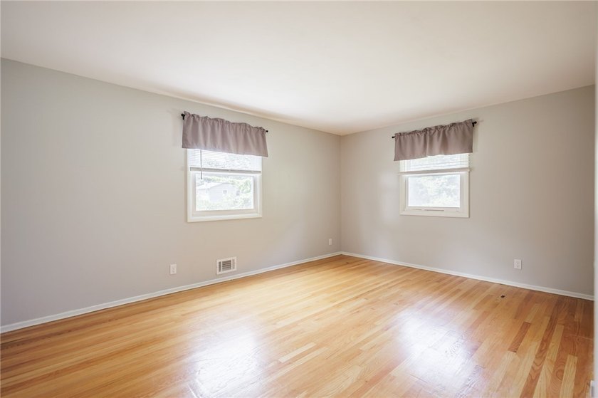 Welcome home to this beautifully maintained 3-bedroom - photo 14