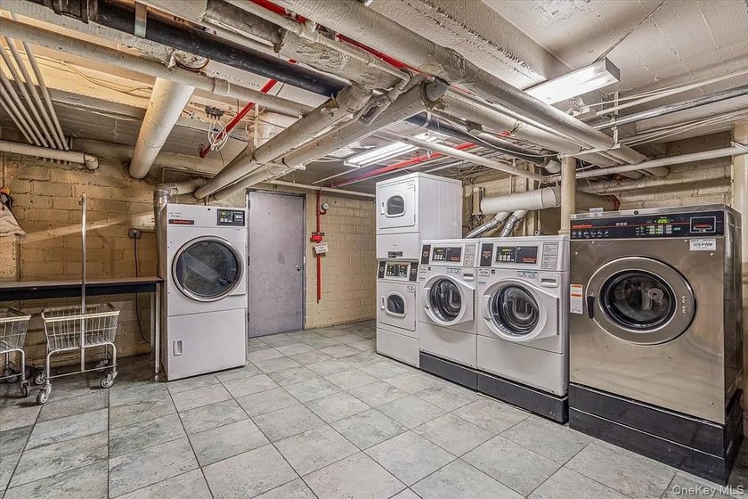 Welcome to this spacious and well-maintained two-bedroom - photo 17