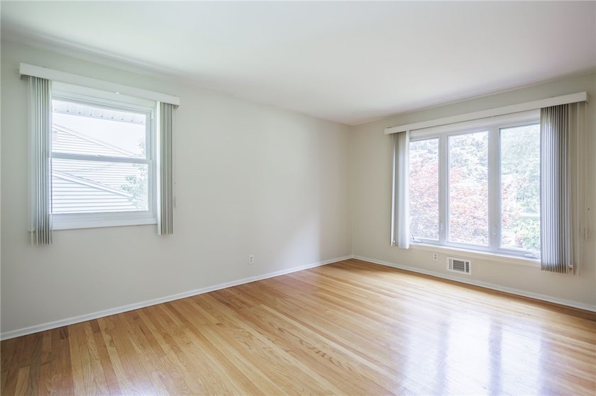 Welcome home to this beautifully maintained 3-bedroom - photo 21