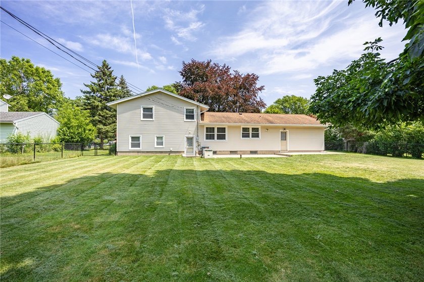Welcome home to this beautifully maintained 3-bedroom - photo 32