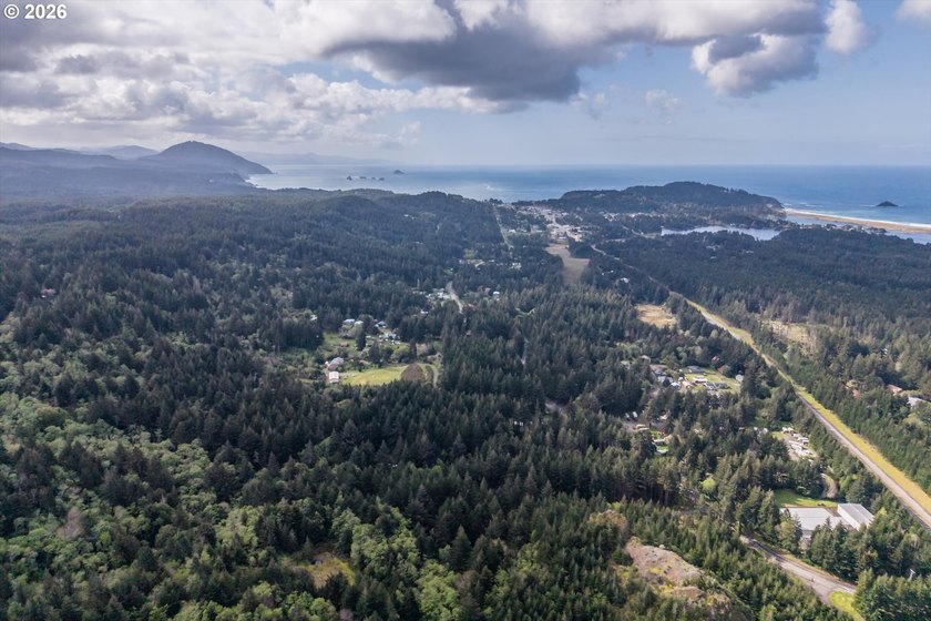 Tucked away on a private road in a charming coastal Oregon town - photo 32