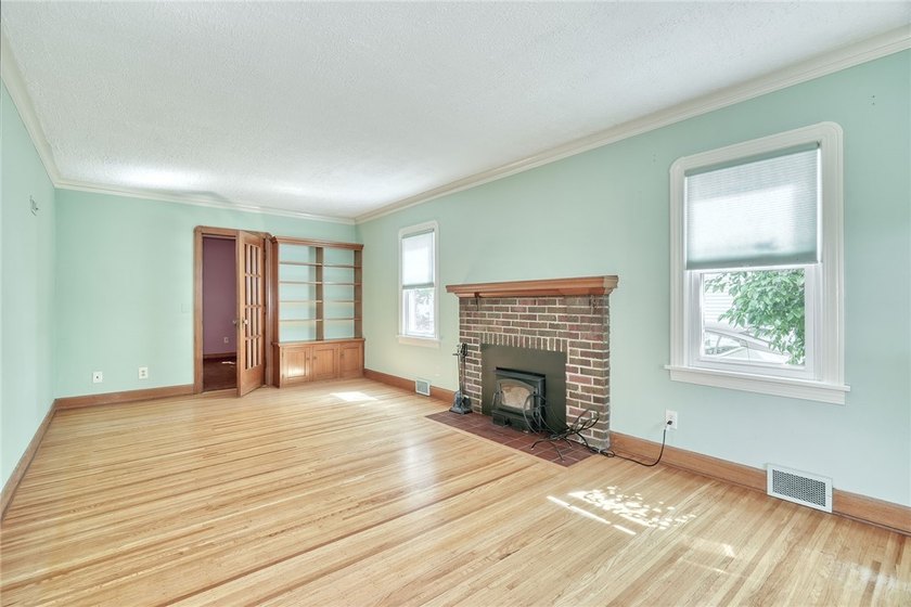 Welcome to 136 Hoover Road! This 1935 Colonial offers 4 spacious - photo 3