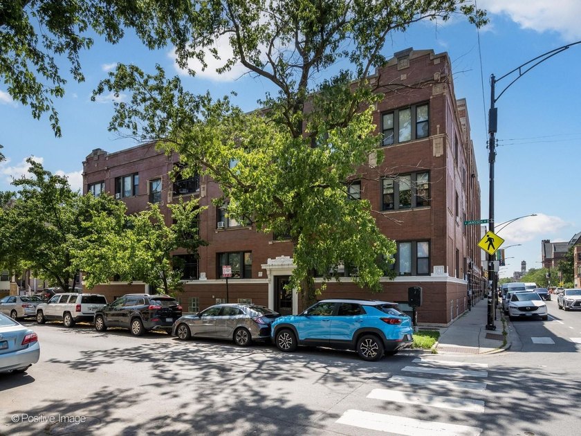 Perfectly situated in Chicago's vibrant Southport Corridor, this - photo 2
