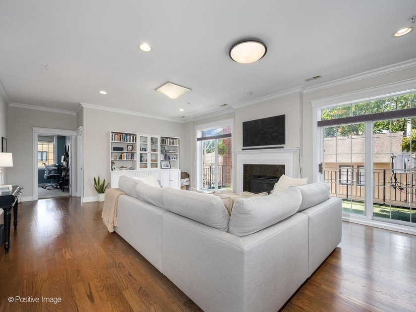 Perfectly situated in Chicago's vibrant Southport Corridor, this - photo 4