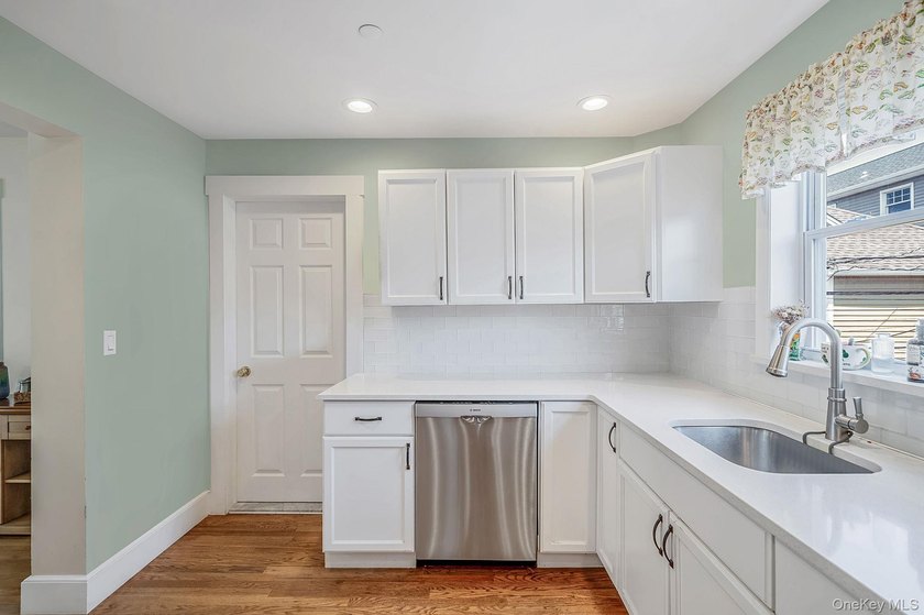 Ideally situated between the beach and bay in Long Beach's - photo 19