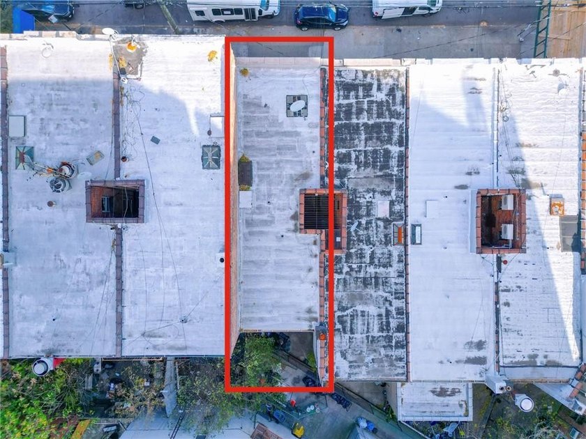 Welcome to this well-positioned mixed-use investment property in - photo 4