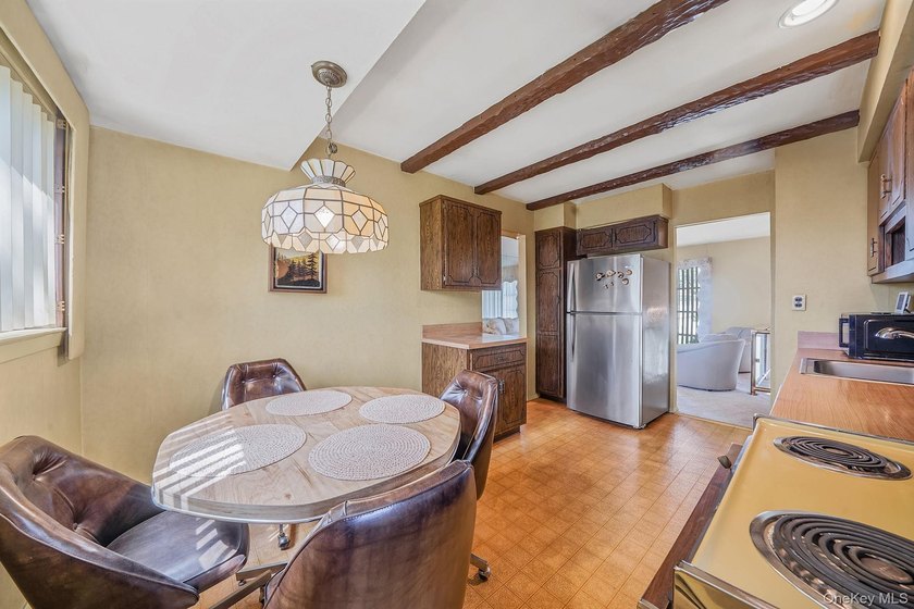 Welcome to this charming Hi Ranch in the heart of South Bellmore - photo 6