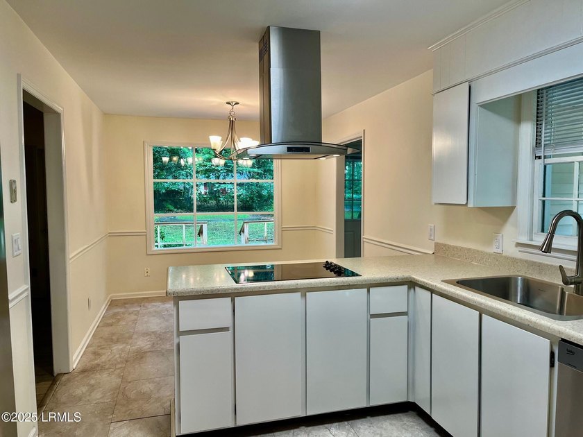A well maintained single-family home conveniently located in - photo 6