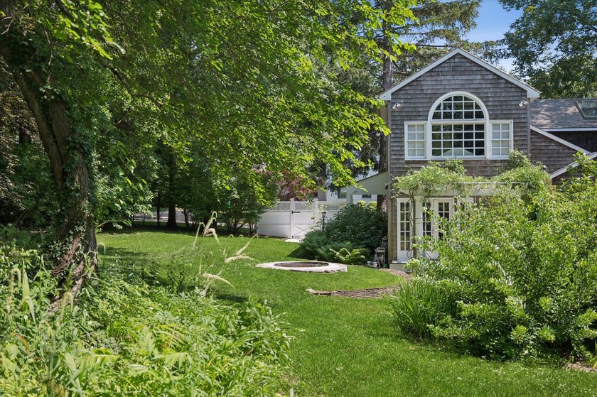 Rich in history and beautifully updated for modern living, this - photo 3