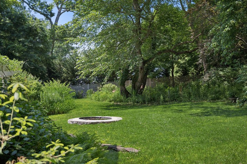 Rich in history and beautifully updated for modern living, this - photo 4