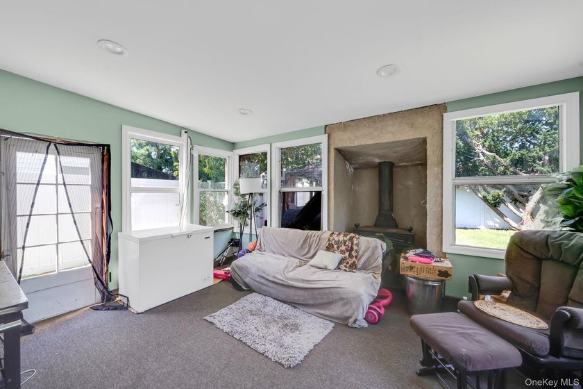 Beautiful Expanded Cape featuring updated Kitchen with stainless - photo 20