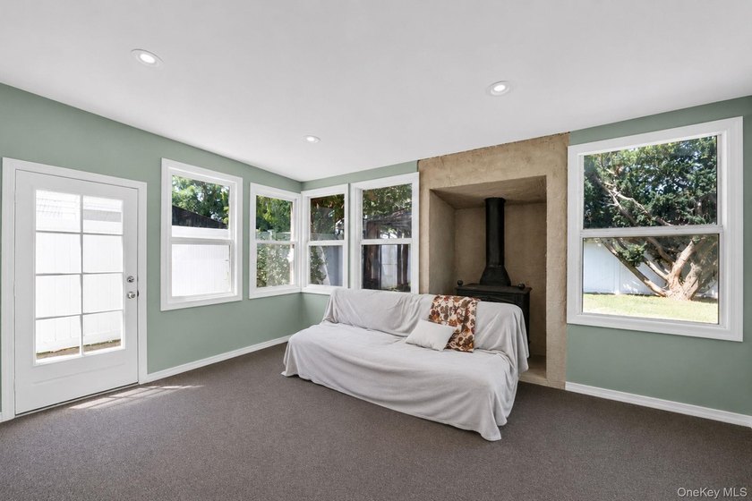 Beautiful Expanded Cape featuring updated Kitchen with stainless - photo 22