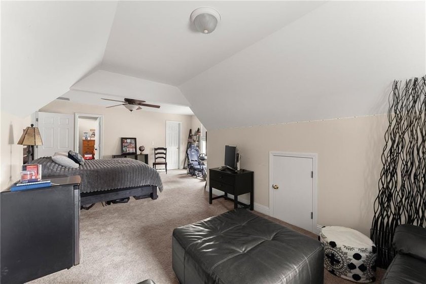 Welcome to your new home, perfectly situated on the 15th fairway - photo 27