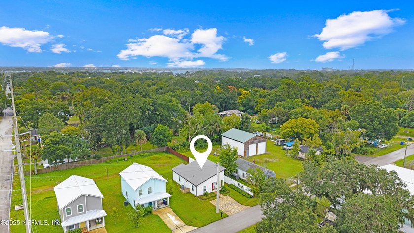 Step into this beautifully crafted new construction home - photo 32