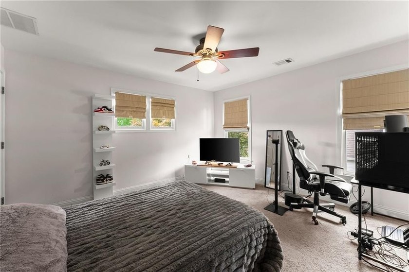 Welcome to your new home, perfectly situated on the 15th fairway - photo 33