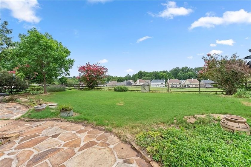 Welcome to your new home, perfectly situated on the 15th fairway - photo 45