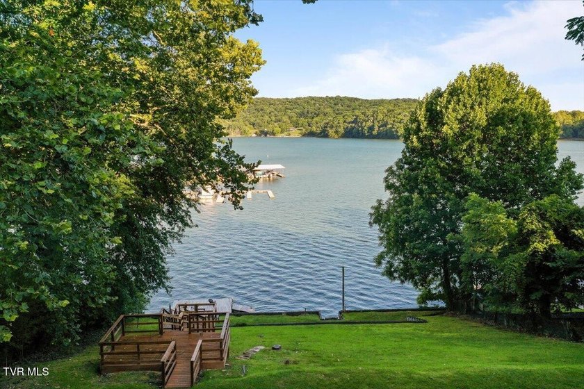 Welcome to lakefront living at its finest! This beautifully - photo 2