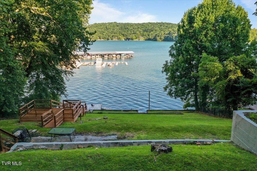 Welcome to lakefront living at its finest! This beautifully - photo 3