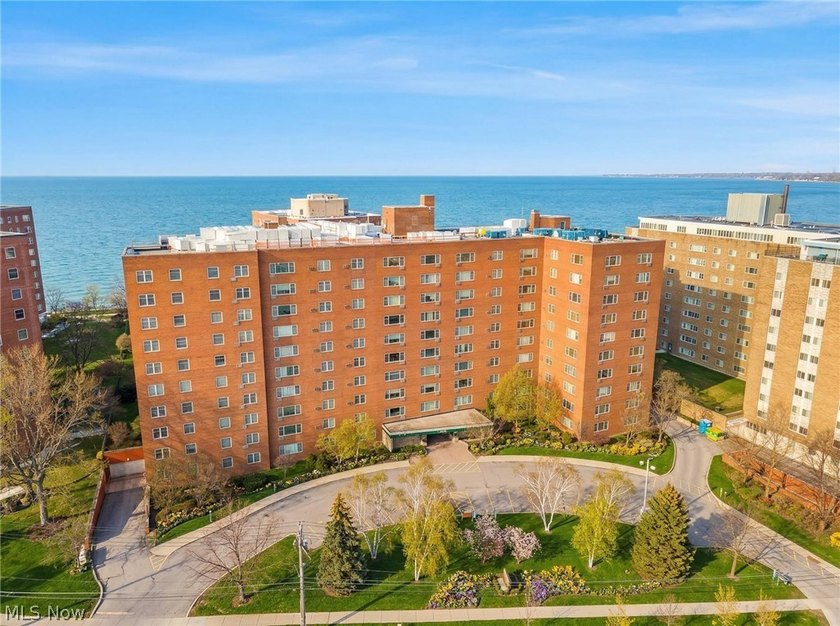 Experience breathtaking, panoramic views of Downtown Cleveland - photo 2