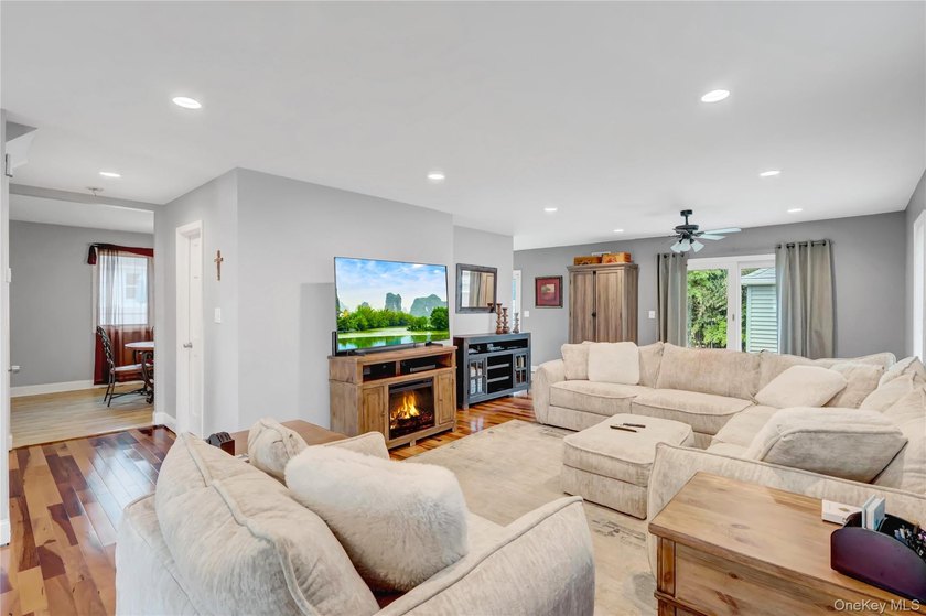 Immaculate and beautifully maintained 3-bedroom, 2-bath home - photo 6