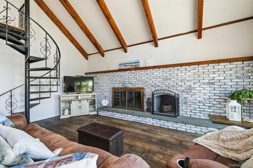 From the moment you arrive, the home's timeless Colonial design - photo 9