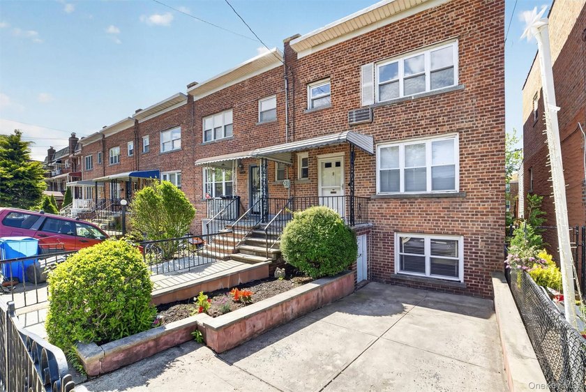 Refreshed and charming 3-bedroom tri-level brick home features a - photo 3