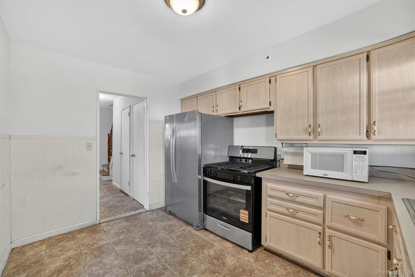 Refreshed and charming 3-bedroom tri-level brick home features a - photo 6