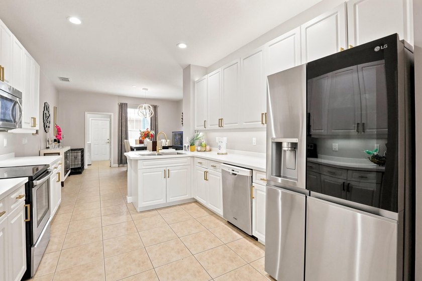 Welcome to this three-bedroom, 2.5-bathroom residence provides - photo 17