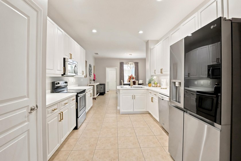 Welcome to this three-bedroom, 2.5-bathroom residence provides - photo 18