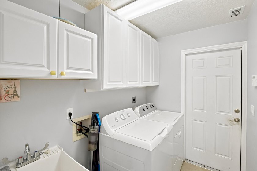 Welcome to this three-bedroom, 2.5-bathroom residence provides - photo 33