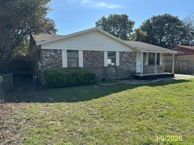 This brick home is competitively priced and located just 1.5 - photo 2