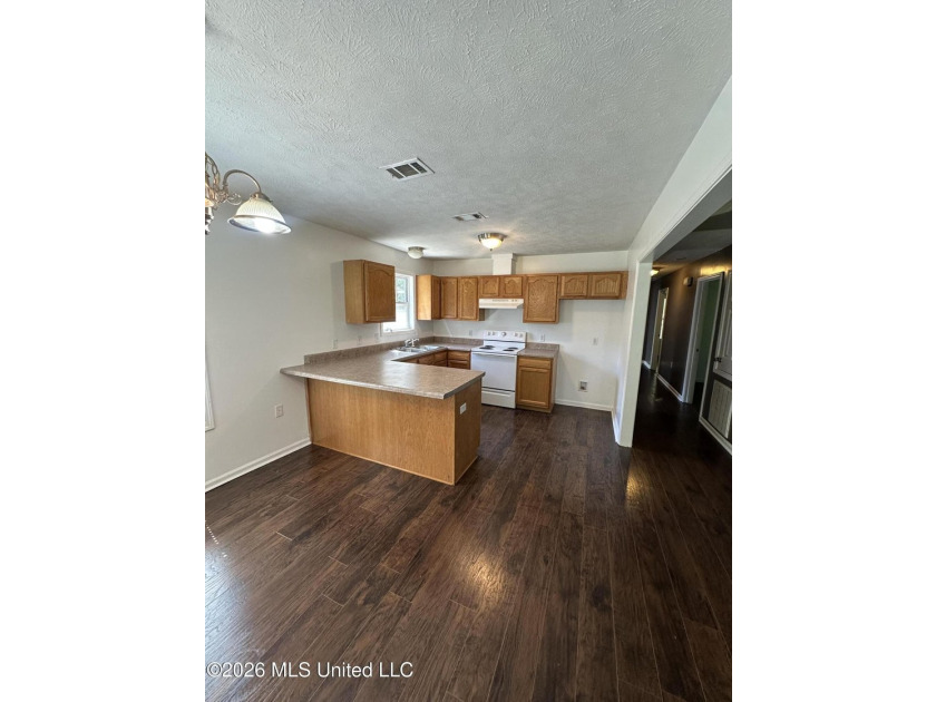 Welcome home to this cozy 3 bedroom, 1 bath property featuring a - photo 13