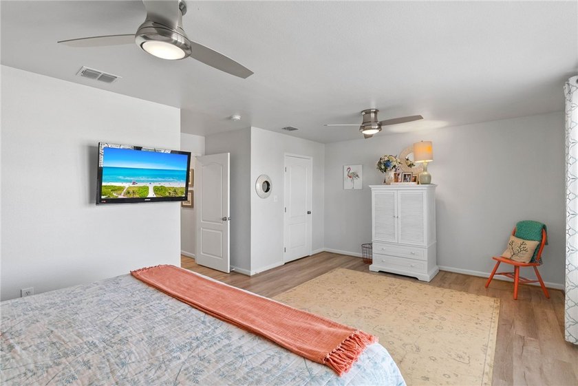 Priced to sell! Experience waterfront living in this beautifully - photo 22