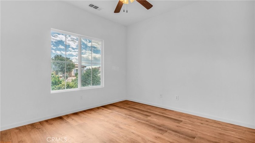 Welcome to this beautifully upgraded 3-bedroom, 2-bath residence - photo 21