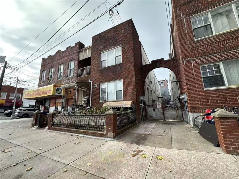 Discover an incredible investment opportunity with this solid - photo 4