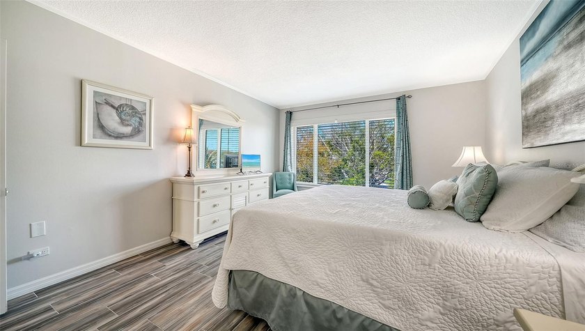 BACK on the market after beautiful renovations!!  Unit is - photo 22