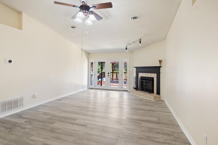 Updated pool home located in a quiet cul-de-sac in Gulf Breeze - photo 7