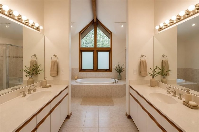 Gorgeous custom-built Lindal Cedar home offering 3 bedrooms and - photo 17