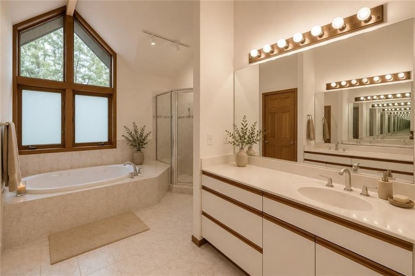 Gorgeous custom-built Lindal Cedar home offering 3 bedrooms and - photo 19