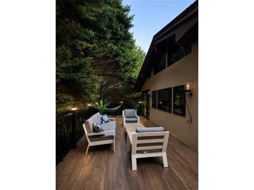 Gorgeous custom-built Lindal Cedar home offering 3 bedrooms and - photo 26
