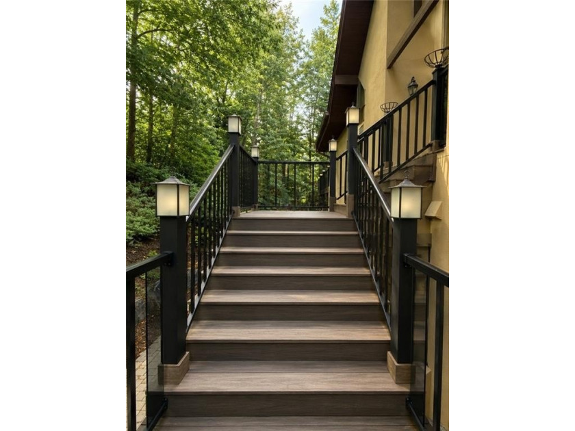 Gorgeous custom-built Lindal Cedar home offering 3 bedrooms and - photo 34