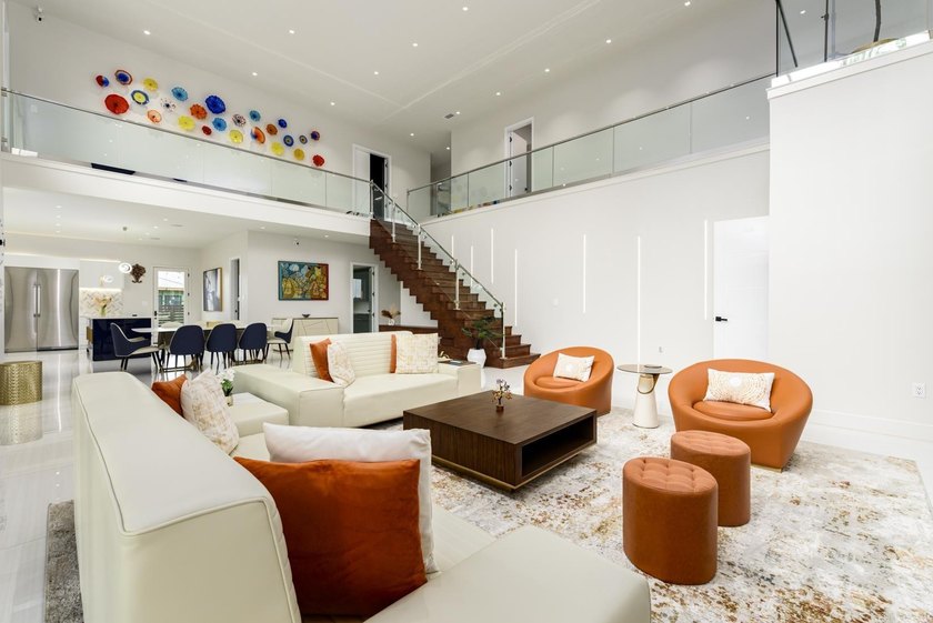 Luxurious, custom-built contemporary home built by Melinda - photo 11