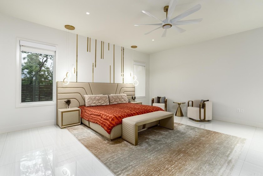 Luxurious, custom-built contemporary home built by Melinda - photo 21