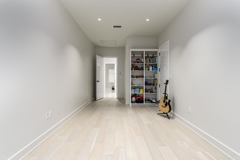 Luxurious, custom-built contemporary home built by Melinda - photo 34