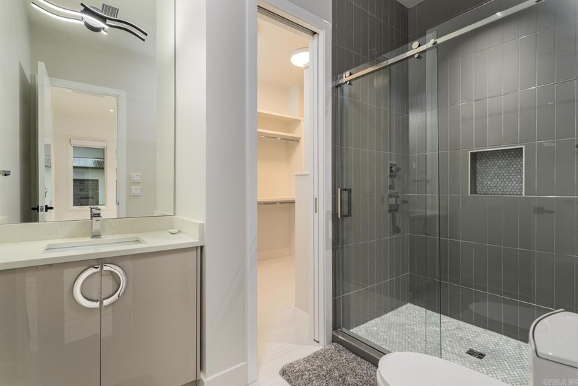 Luxurious, custom-built contemporary home built by Melinda - photo 36