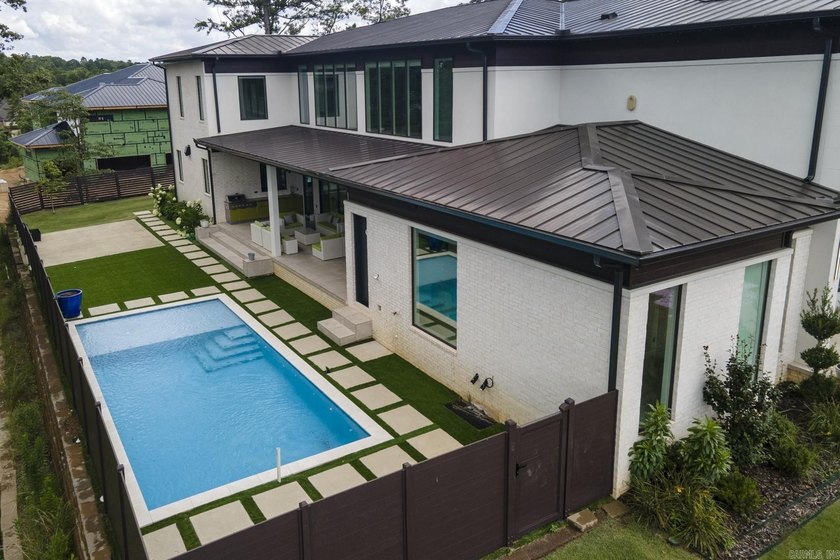 Luxurious, custom-built contemporary home built by Melinda - photo 45