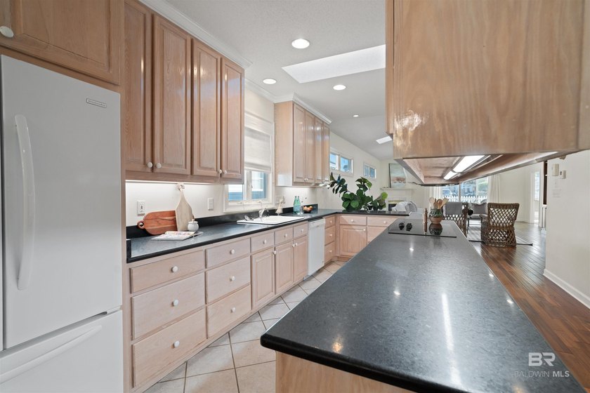 Welcome to one of the largest and most distinctive cottages in - photo 4