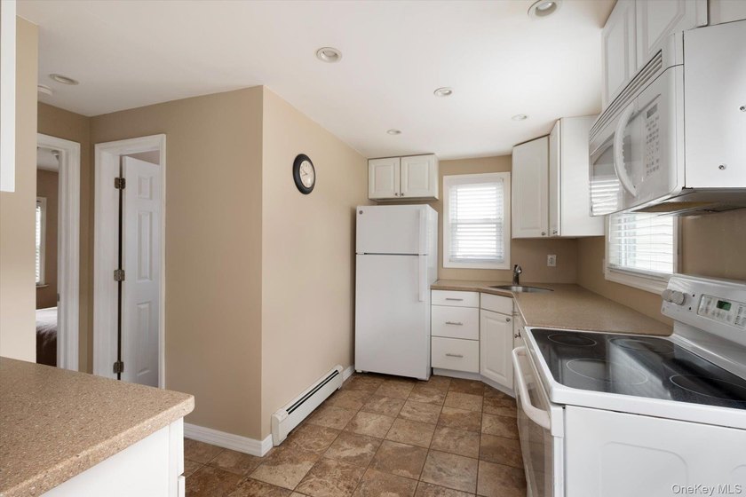 Welcome to this charming, well maintained Cape Cod style house - photo 7