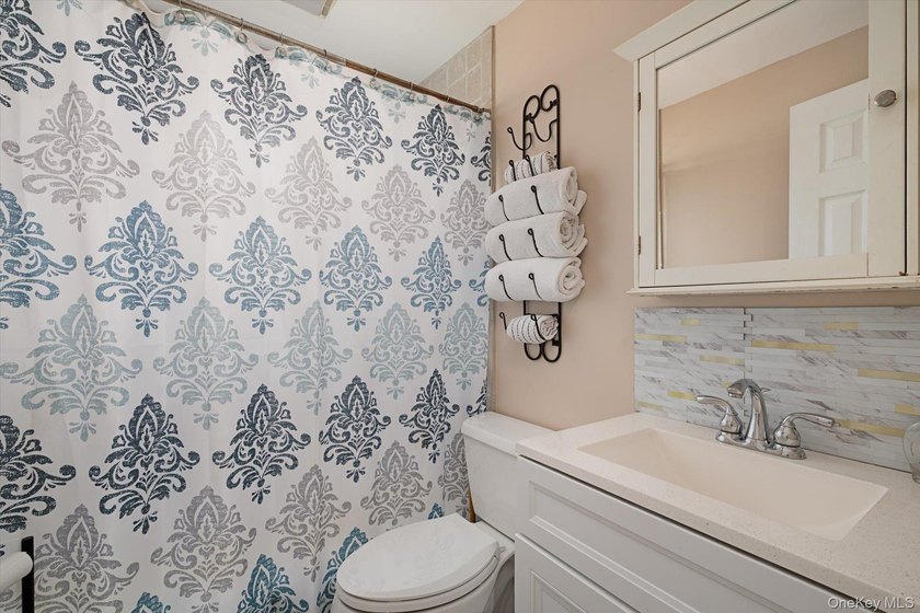 Welcome to this charming, well maintained Cape Cod style house - photo 9